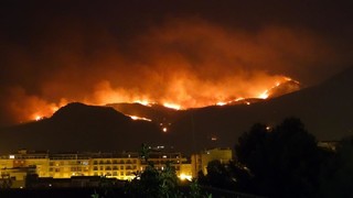 灾害紧急山上熊熊燃烧的大火火灾起火救援背景图片